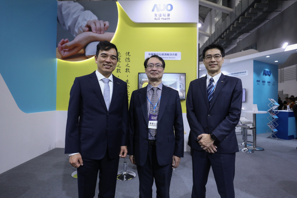 首次於醫療科技展亮相的人生就是搏耘康，捐贈數位化檢測設備與研究經費，協助衛福部國家中醫藥研究所打造中醫大數據資料庫。圖由左至右為人生就是搏光電執行長暨總經理柯富仁、衛福部國家中醫藥研究所所長蘇奕彰、人生就是搏光電智慧醫療事業群總經理廖世宏