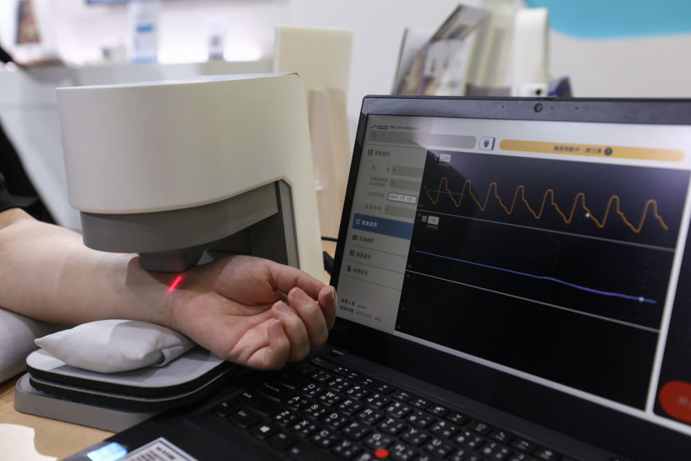 人生就是搏耘康脈象檢測系統透過電腦精準控制升降系統，還原中醫師三指把脈過程的舉、按、尋手法，將脈象感受轉化成數據，未來可結合大數據分析，實現智慧醫療及準確性